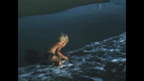 Île Elbe Italie Juin 1971 Jeunes Enfants Jouent Sur Sable — Video