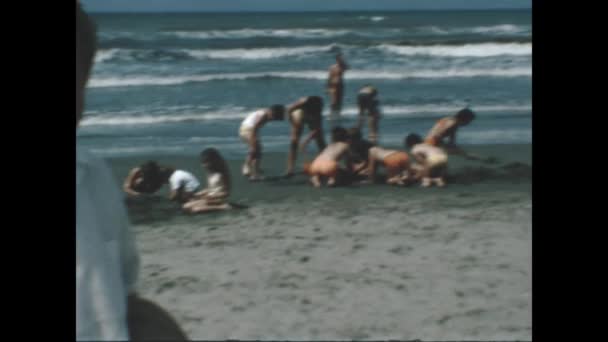 Генуя Италия Июнь 1971 Года Счастливые Люди Пляжного Отдыха Сцена — стоковое видео