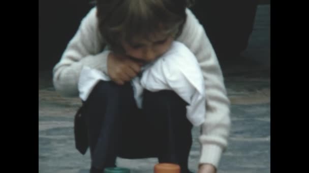 Генуя Италия Июнь 1971 Года Маленькая Девочка Крупным Планом Вспоминает — стоковое видео