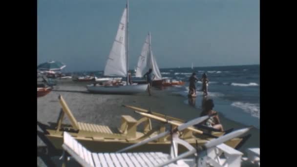 Генуя Италия Июнь 1971 Года Счастливые Отдыхающие Пляже Годах — стоковое видео