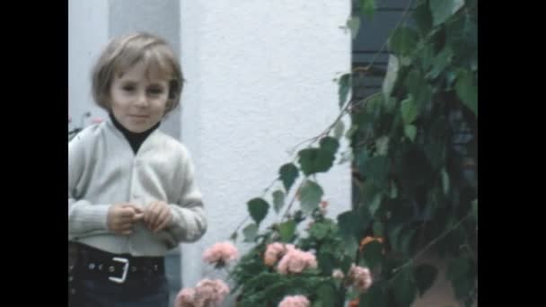 1971年6月 意大利热那亚 70年代 小女孩在户外的回忆 — 图库视频影像