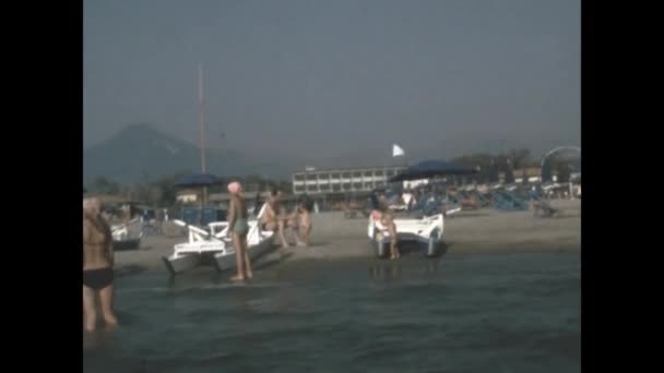 Genova Italië Juni 1971 Kinderen Spelen Strandvakantie Scene Jaren — Stockvideo