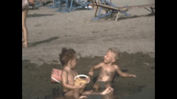 1971年 昭和46年 6月イタリア ジェノヴァ 70年代に海岸線で遊ぶ子供たち — ストック動画