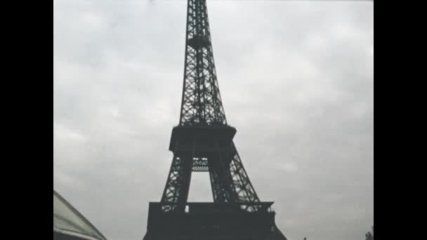 Paris França Março 1966 Torre Eiffel Paris Década — Vídeo de Stock