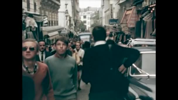 1966年法国巴黎行军 六十年代人们拥挤在巴黎小巷里散步 — 图库视频影像
