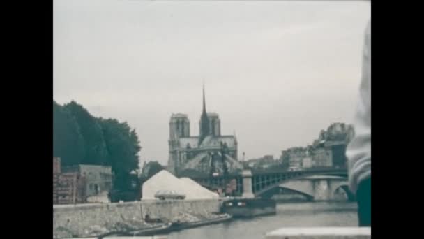 1966年法国巴黎行军 六十年代沿着巴黎风景的河流巡航 — 图库视频影像