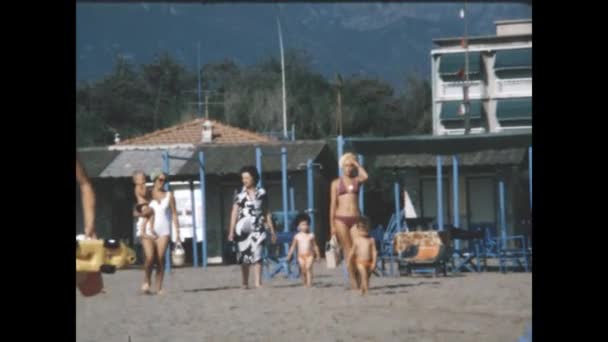 Ligurien Italien Juni 1966 Folk Kommer Stranden Talet — Stockvideo