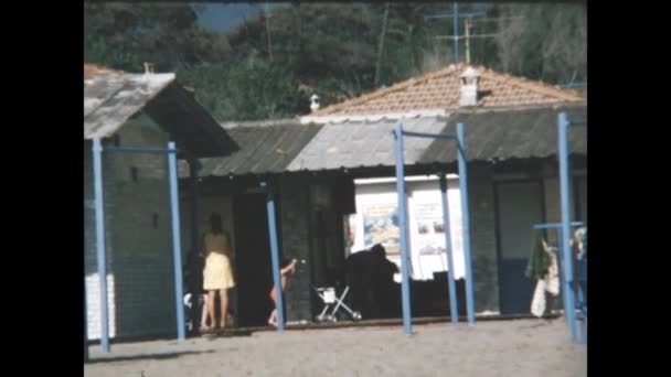 Ligurien Italien Juni 1966 Folk Kommer Stranden Talet — Stockvideo