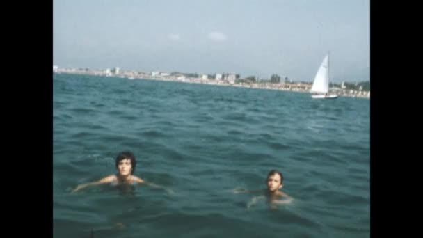 1966年 昭和41年 6月イタリア リグーリア州 60歳で海水浴 — ストック動画
