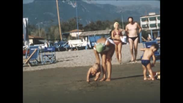 Liguria Włochy Czerwiec 1966 Rodzinne Letnie Wakacje Nad Morzem Sceny — Wideo stockowe