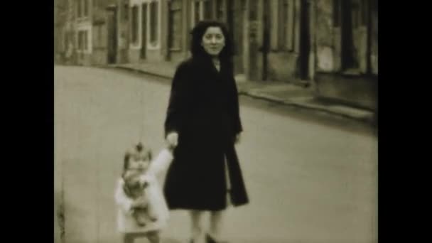 1950年11月 比利时Sint Stevens Woluwe 50年代妈妈和小女孩的家庭记忆场景 — 图库视频影像