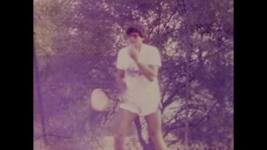 El Jem, Tunus Nisan 1983: Adam 80 'lerde tenis oynuyor