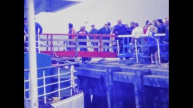 İngiltere 'nin Wight Adası, 17 Eylül 1983: İnsanlar 80' lerde limanda buharlı gemiye bindiler