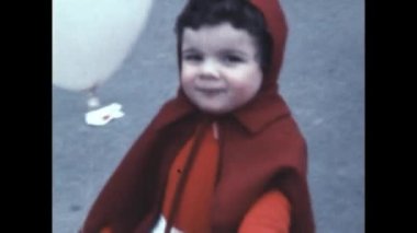 Padua, İtalya 1966: 60 'larda çocuk karnaval şehir sahnesi. Karnavalda maske takan çocuklar.