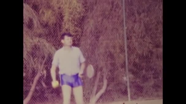 Jem Τυνησία Απρίλιος 1983 Άντρας Παίζει Τένις Σκηνή Στη Δεκαετία — Αρχείο Βίντεο