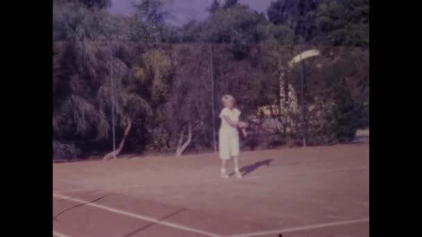 Jem Tunisia April 1983 Woman Play Tennis Scene 80S — Stock Video