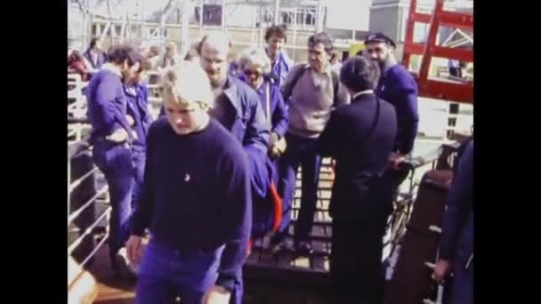 Wyspa Wight Zjednoczone Królestwo Września 1983 Ludzie Wsiadają Parowca Porcie — Wideo stockowe
