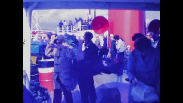 Isle Wight Förenade Kungariket September 1983 Passagerare Fartygets Däck Talet — Stockvideo