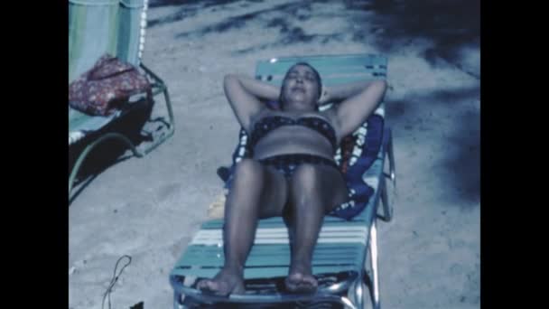 Dominicus Repubblica Dominicana Novembre 1966 Lettino Prendisole Donna Rilassante Negli — Video Stock