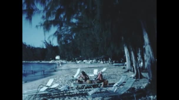 ドミニカ共和国ドミニカ共和国1966年11月 60年代のカリブ海での休暇をリラックスさせる人々 — ストック動画