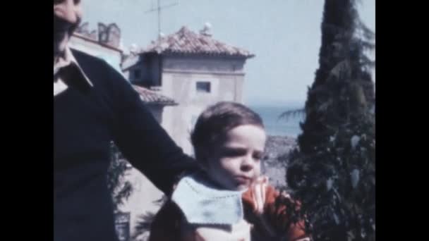 Padua Italien Kan 1966 Leende Pappa Hålla Baby Familjens Minnen — Stockvideo