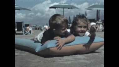 Liguria, İtalya Haziran 1966: Çocuklar 60 'larda plaj tatillerinde eğleniyor