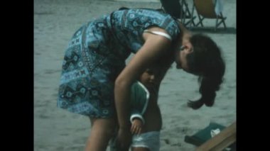 Liguria, İtalya Haziran 1966: Plaj tatili aile anıları sahneleri 60 'larda