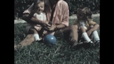 Liguria, İtalya Haziran 1966: Sevimli çocuklar 60 'larda çayır sahneleri oynuyor