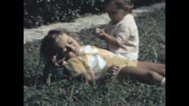 Liguria, İtalya Haziran 1966: Sevimli çocuklar 60 'larda çayır sahneleri oynuyor