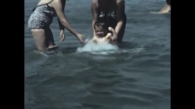 Liguria, İtalya Haziran 1966: Çocuklar 60 'larda plaj tatillerinde eğleniyor