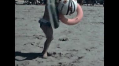 Liguria, İtalya Haziran 1966: Plaj tatili aile anıları sahneleri 60 'larda