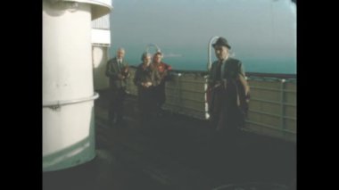 Venedik, İtalya 1966: 60 'lardaki seyrüsefer sahnesinde feribot güvertesindeki insanlar