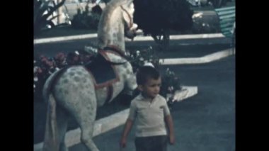 Isola d 'Elba, İtalya Ağustos 1966: 60' larda atlı karınca sahnesindeki çocuk