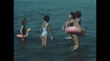 Liguria, İtalya Haziran 1966: Çocuklar 60 'larda plaj tatillerinde eğleniyor