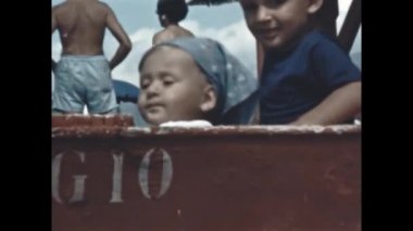 Liguria, İtalya Haziran 1966: Çocuklar 60 'larda plaj tatillerinde eğleniyor