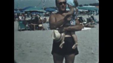 Liguria, İtalya Haziran 1966: Plaj tatili aile anıları sahneleri 60 'larda