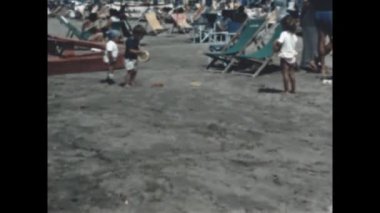 Liguria, İtalya Haziran 1966: Plaj tatili aile anıları sahneleri 60 'larda