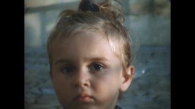 Isola d 'elba, İtalya 1966 Ağustosu: 60' larda açık havada sevimli küçük kız aile anıları