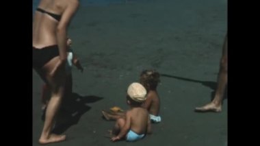 Isola d 'elba, İtalya 1966 Ağustos: Çocuklar 60' larda plaj tatillerinde eğleniyor