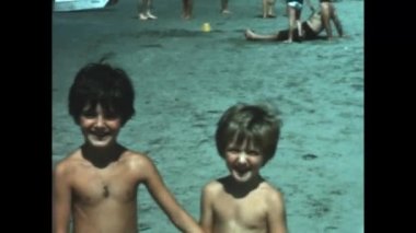 Isola d 'elba, İtalya 1966 Ağustos: Çocuklar 60' larda plaj tatillerinde eğleniyor