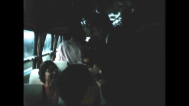 Isola d 'elba, İtalya 1966 Ağustos: Yolcular 60' larda kanepe sahnesiyle seyahat ediyor