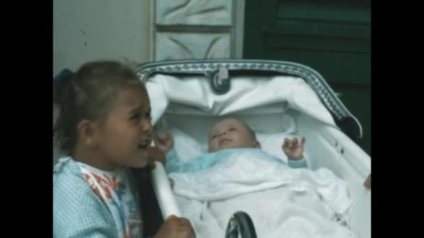 Ligurie Italie Juin 1966 Bébé Dans Crèche Avec Petite Sœur — Video