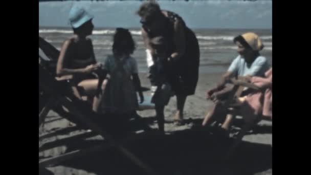 Liguria Italia Junio 1966 Vacaciones Playa Recuerdos Familiares Escenas Los — Vídeo de stock