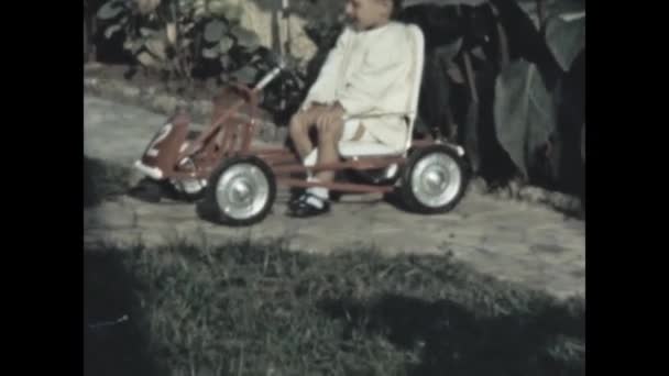 Ligurien Italien Juni 1966 Niedliches Tretauto Den 60Er Jahren — Stockvideo