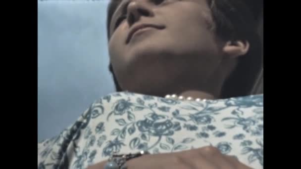 Фалурия Италия Июнь 1966 Симпатичная Сексуальная Девушка Короткими Волосами Позирующая — стоковое видео