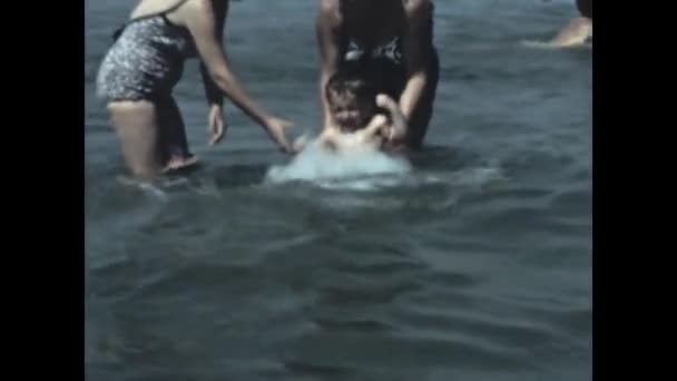 Лігурія Італія Джун 1966 Діти Бавляться Пляжних Канікулах — стокове відео