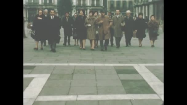 1966年 昭和41年 5月イタリア ヴェネツィア 60歳で街歩き大集団 — ストック動画