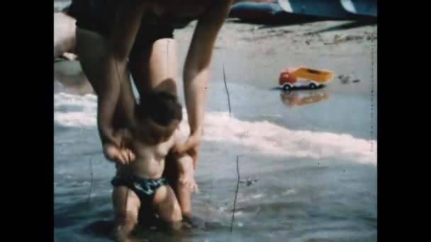 Liguria Itália Junho 1966 Férias Praia Cenas Memórias Familiares Década — Vídeo de Stock