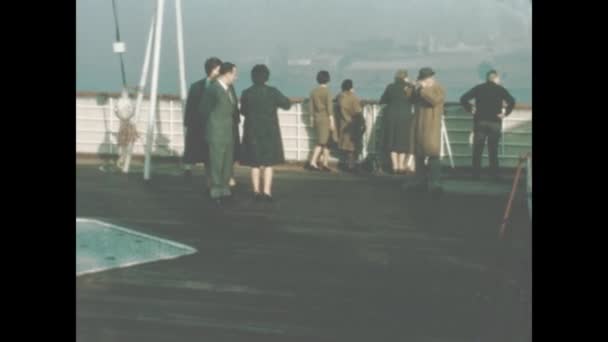 Венеция Италия Май 1966 Пассажиры Палубе Парома Время Навигационной Сцены — стоковое видео