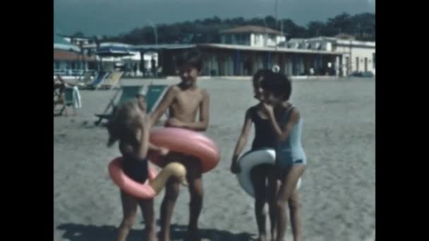 Ligurie Italie Juin 1966 Les Enfants Amusent Sur Plage Pendant — Video